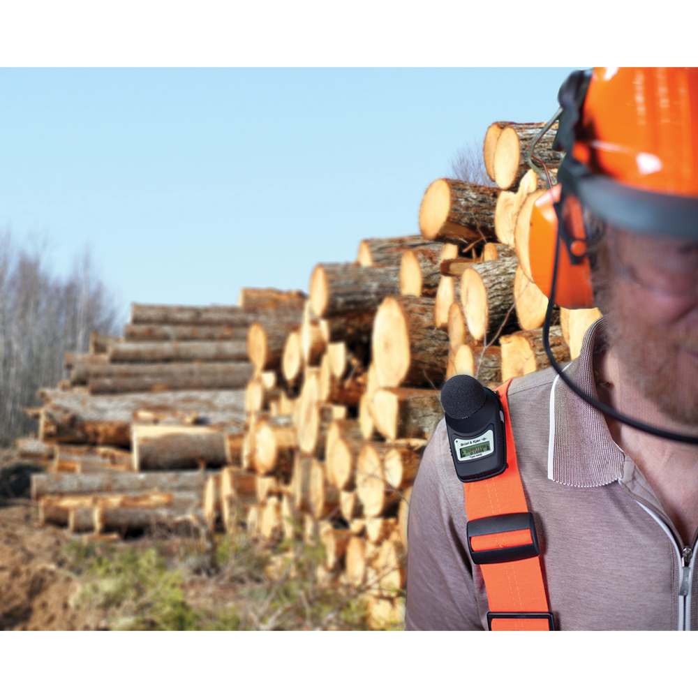 Dozimeter 4448 - pritrjen na ramenu gozdarja.