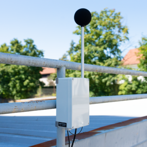 Noise Guard IoT sistem pritrjen na drog.