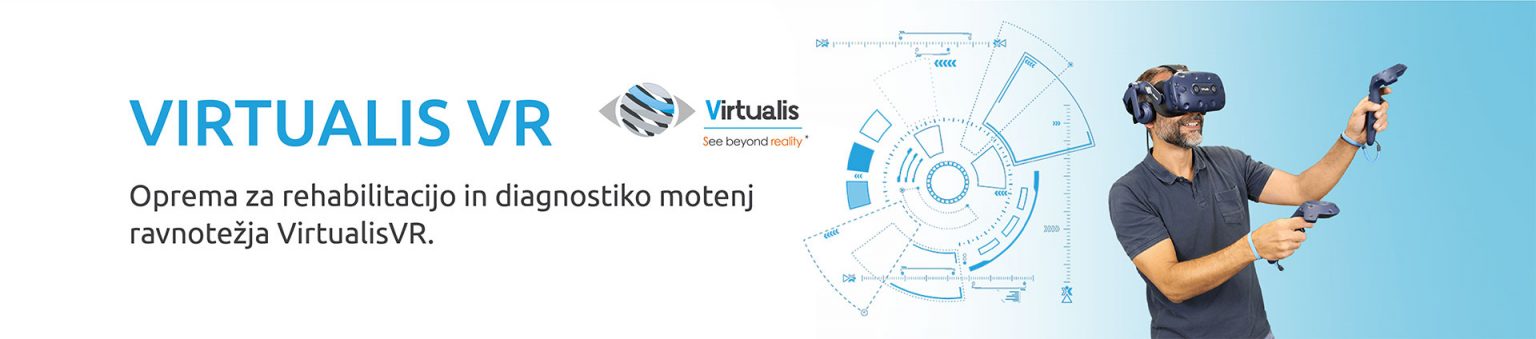 Pasica z Virtualis VR – opremo za rehabilitacijo in diagnostiko motenj ravnotežja. Na desni strani je moški, ki nosi VR očala in uporablja dva ročna kontrolerja. Modro ozadje vsebuje tehnične diagrame. Besedilo na pasici se glasi: VIRTUALIS VR – Oprema za rehabilitacijo in diagnostiko motenj ravnotežja VirtualisVR.